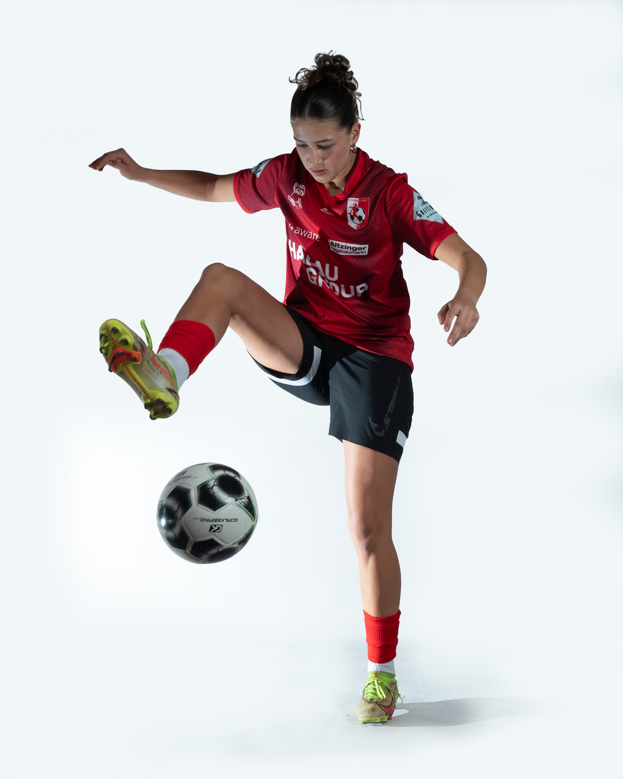 Eine Spielerin des FC Perg Ladies beim Training mit dem Ball