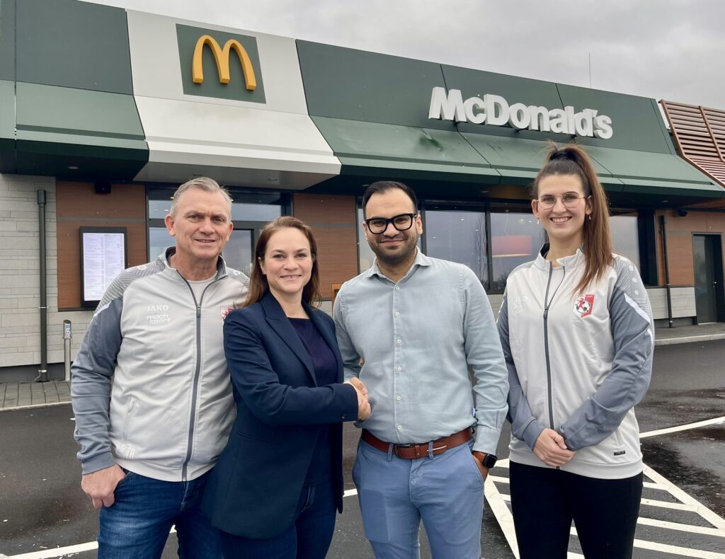 Vorstand des FC Perg Ladies mit dem Hauptsponsor McDonald's Enns Perg Mauthausen